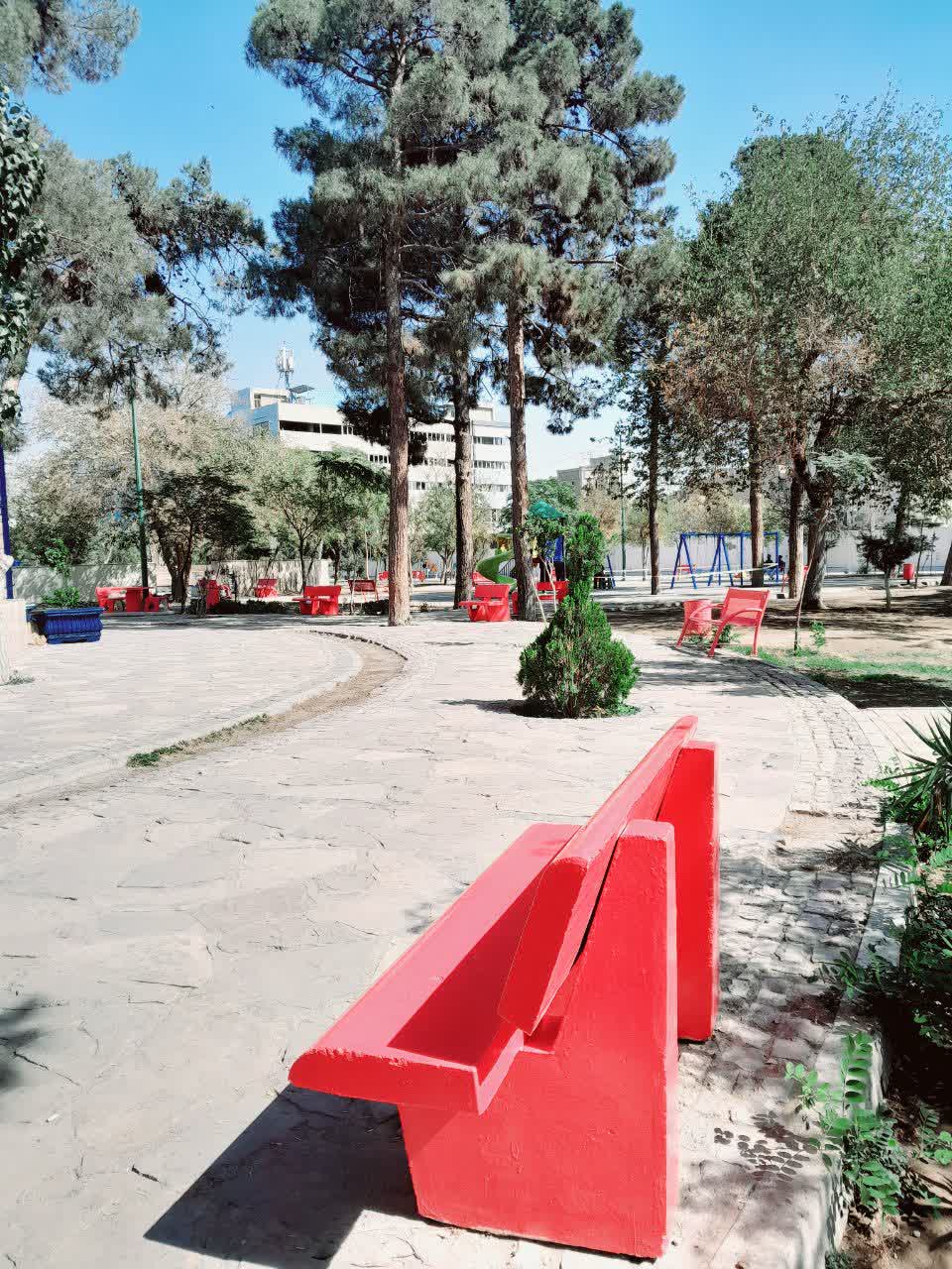 رنگ آمیزی نیمکت های پارک امام خمینی (ره) سرآسیاب