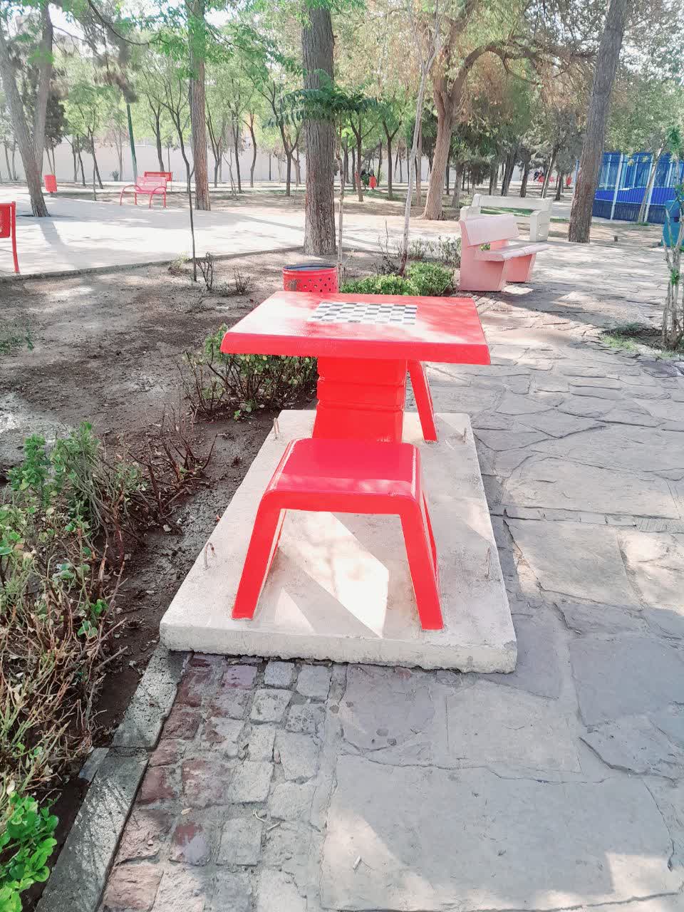 رنگ آمیزی نیمکت های پارک امام خمینی (ره) سرآسیاب