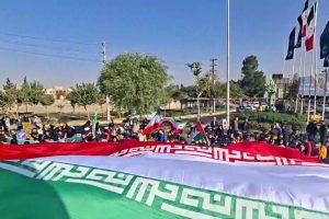 اهتزاز پرچم جمهوری اسلامی ایران بر فراز بلندترین پایه پرچم شهر ملارد در روز دانش‌ آموز