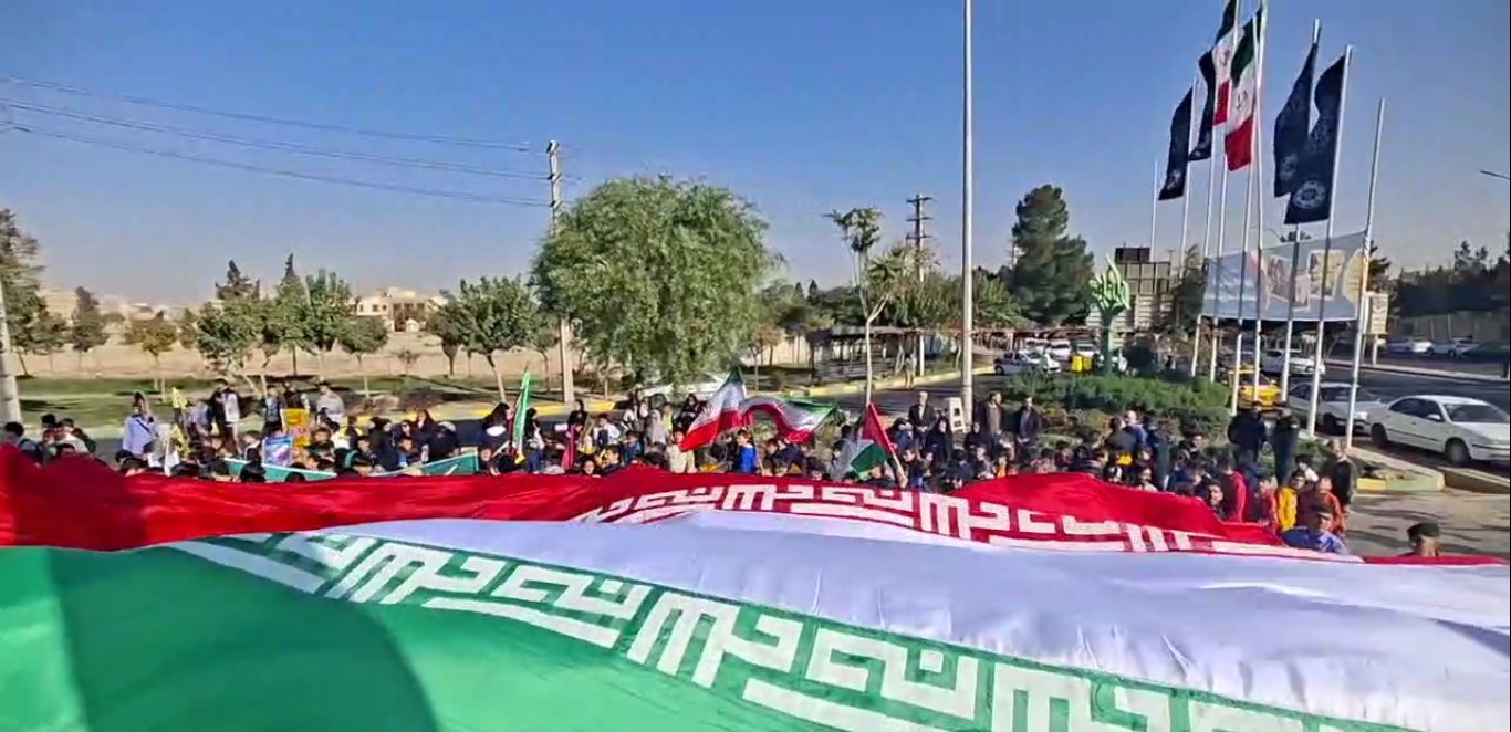 اهتزاز پرچم جمهوری اسلامی ایران بر فراز بلندترین پایه پرچم شهر ملارد در روز دانش‌ آموز