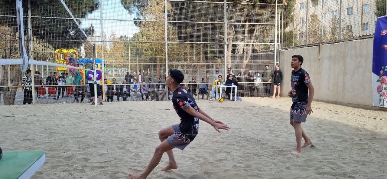 برگزاری مسابقات والیبال ساحلی به مناسبت گرامیداشت هفته بسیج در شهر صفادشت