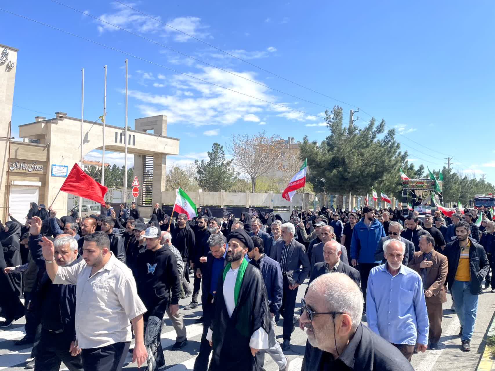 تشییع پیکر شهید مدافع وطن محمدرضا غلامی در ملارد