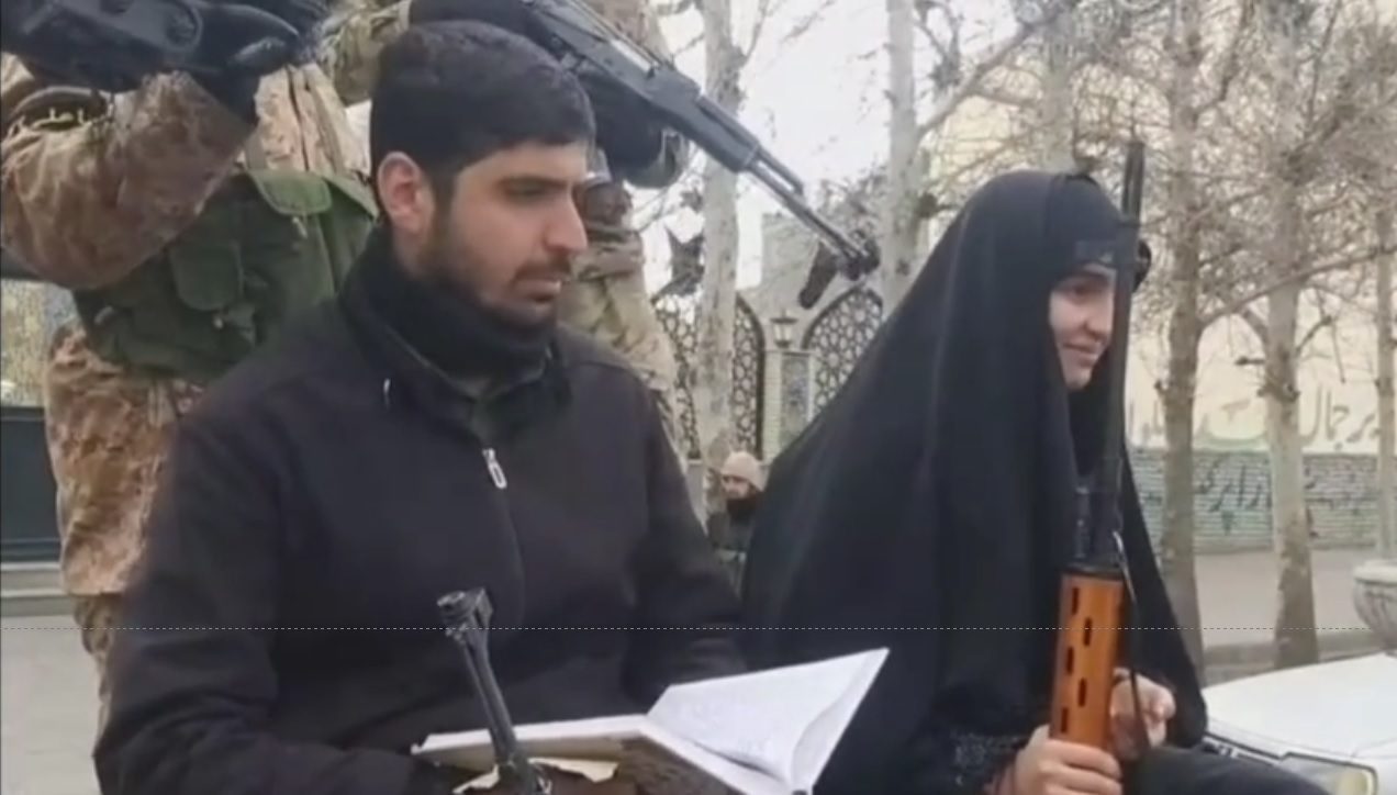 عقد زوج ملاردی در کنار اسلحه