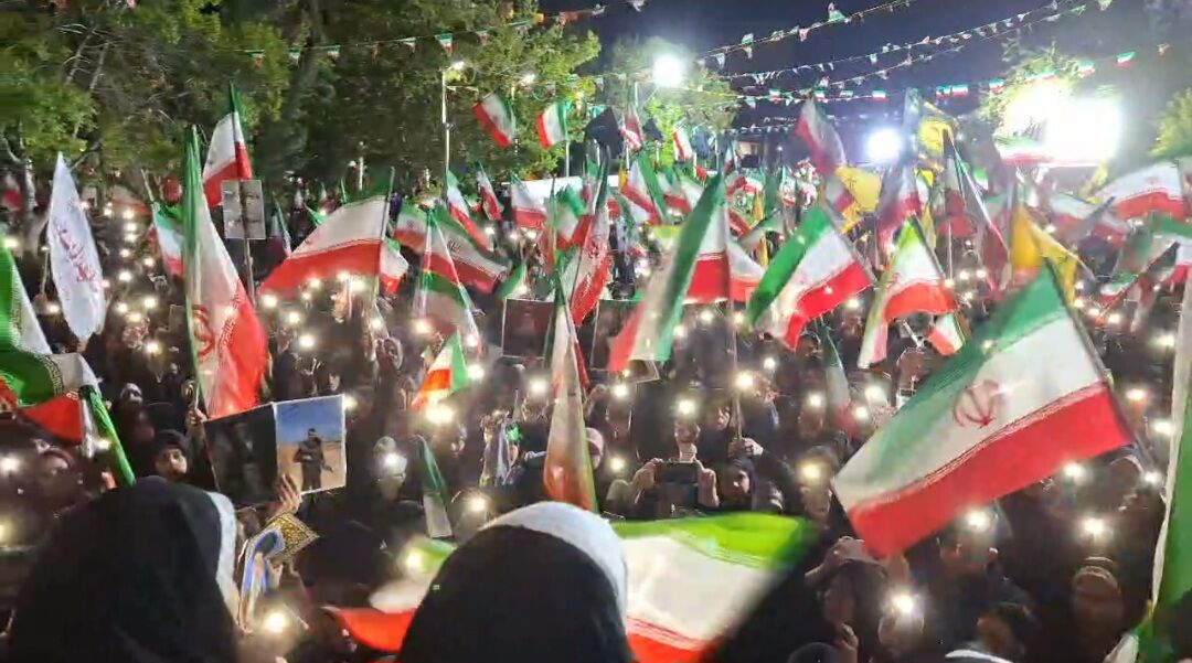 برپایی میز خدمت مدیران ملارد در تجمع‌ های شبانه