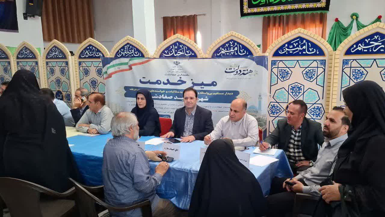 برپایی میز خدمت در شهرک امید صفادشت با حضور مدیران اجرایی