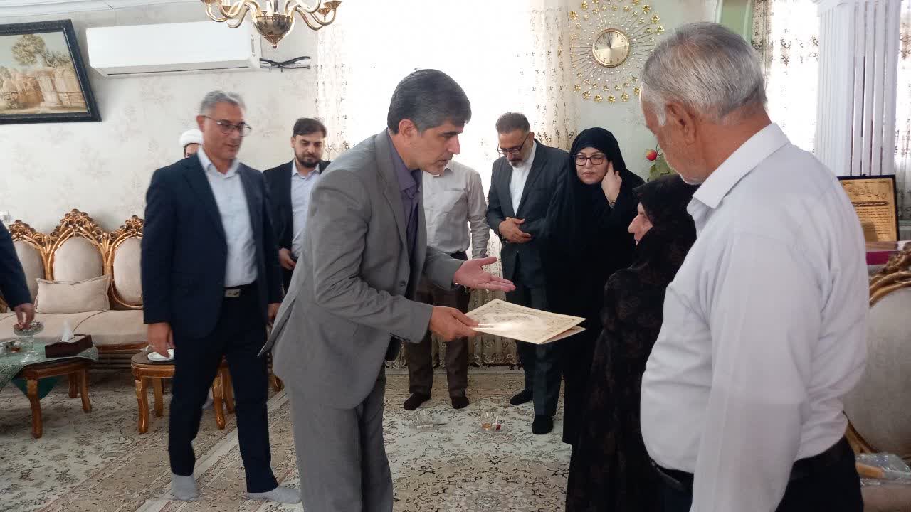 فرماندار ملارد با خانواده شهید دهقانی و جانباز وفایی دیدار کرد