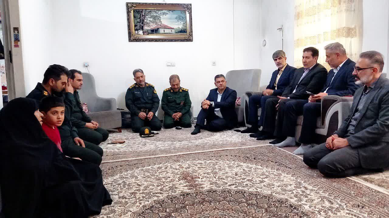 دیدار فرماندار ملارد با خانواده ۲ شهید فراجا