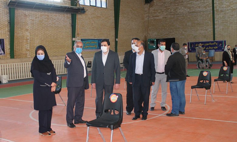 فرماندار ملارد از روند تلقیح واکسن به افراد بالای ۸۰ سال دیدن کرد