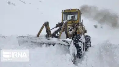 بارش برف و کولاک در جاده های برونشهری تهران/ مردم سفر نروند 