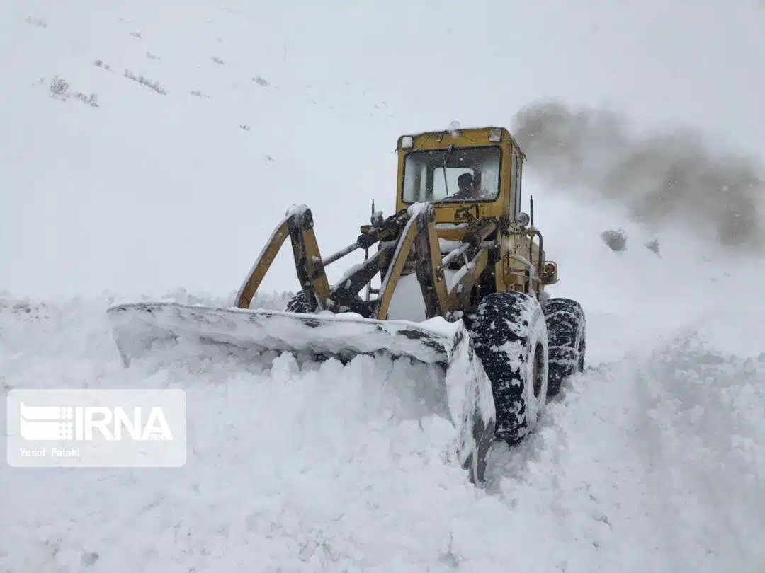 بارش برف و کولاک در جاده های برونشهری تهران/ مردم سفر نروند 