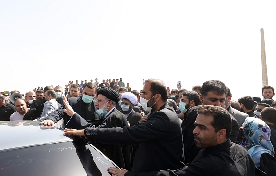  رییس جمهور درسالروز شهادت مولای متقیان پای درد ودل محرومان نشست 