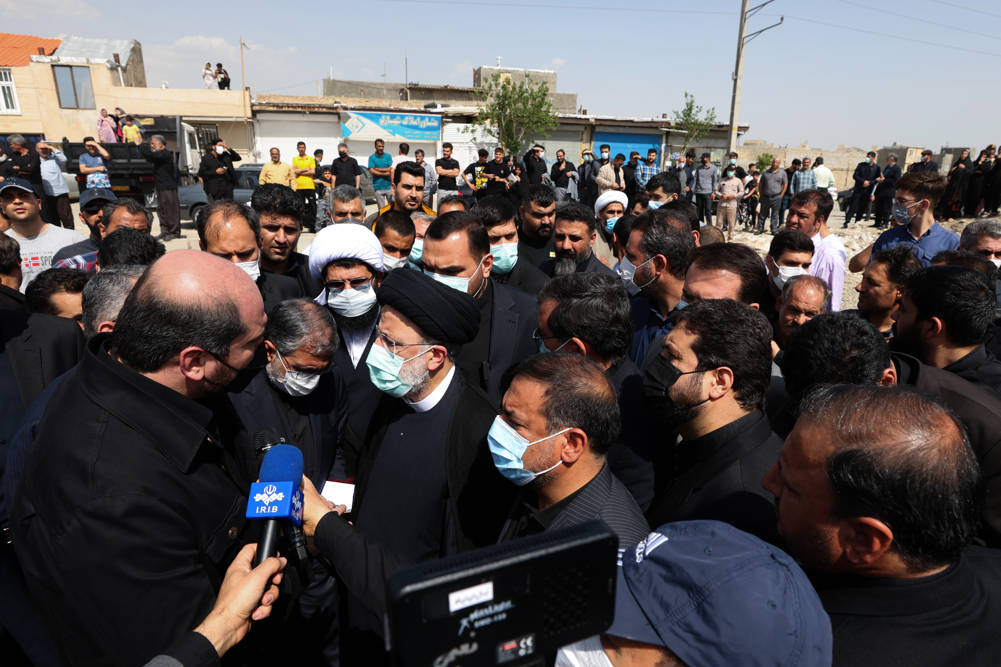  رییس جمهور درسالروز شهادت مولای متقیان پای درد ودل محرومان نشست 