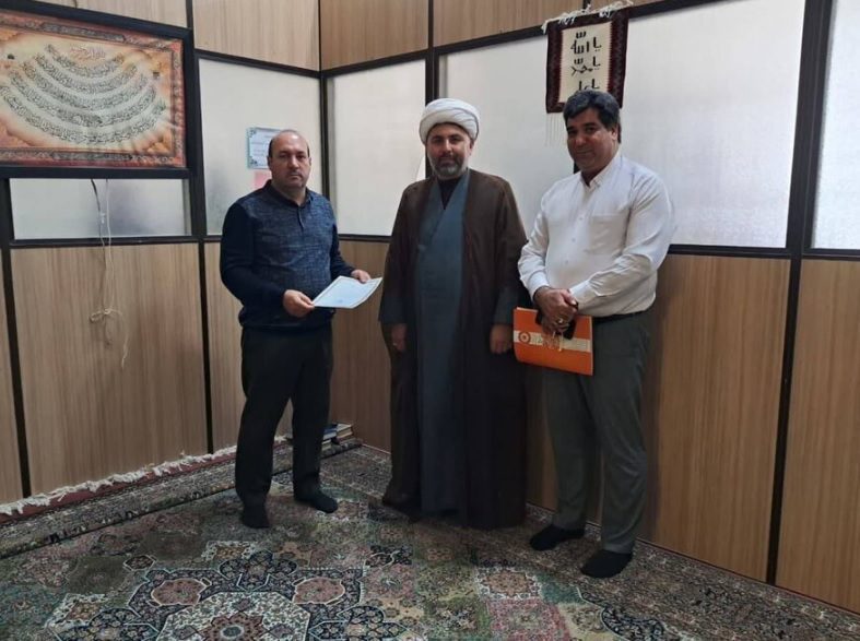 تقدیر از فعالان اقامه نماز شاغل در اداره بهزیستی