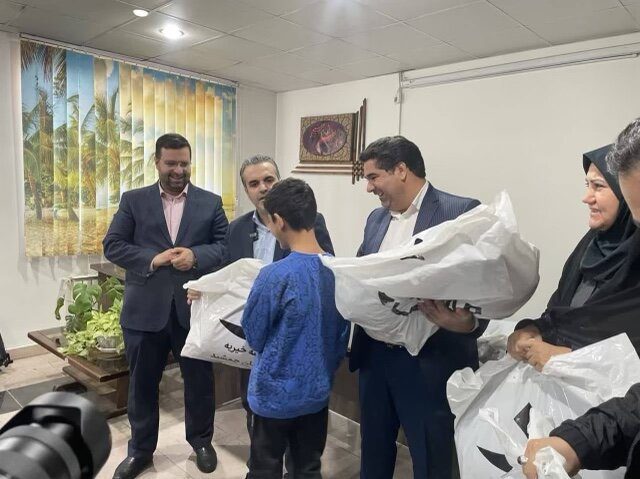 توزیع ۱۰۸ بسته لباس گرم ویژه مددجویان تحت پوشش بهزیستی ملارد