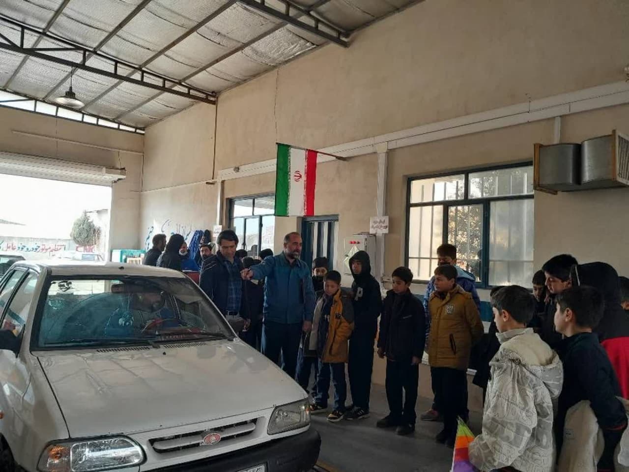 بازدید دانش آموزان ملاردی از مرکز معاینه فنی خودروها