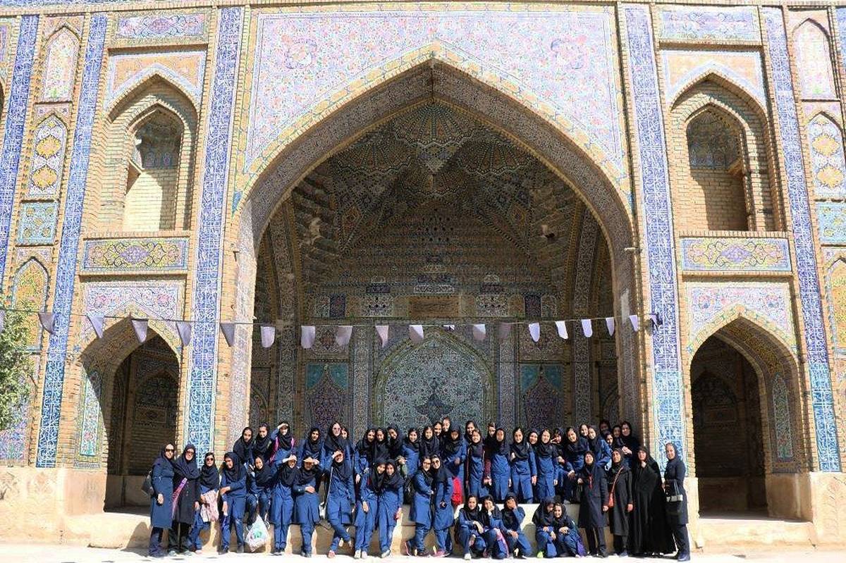 آشنایی دانش‌آموزان با اماکن تاریخی ایران، موجب افزایش آگاهی آن‌ها از ارزش‌ها و اصالت میهن خود می‌شود
