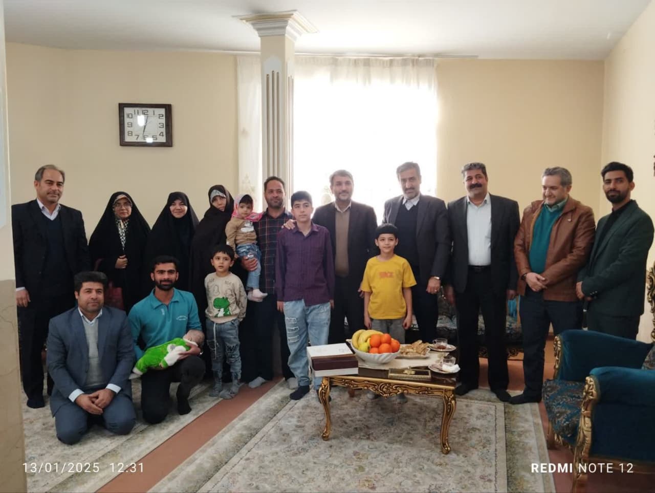 دیدار فرماندار و بخشدار مرکزی ملارد با خانواده ۷ فرزندی روستای اسفند آباد