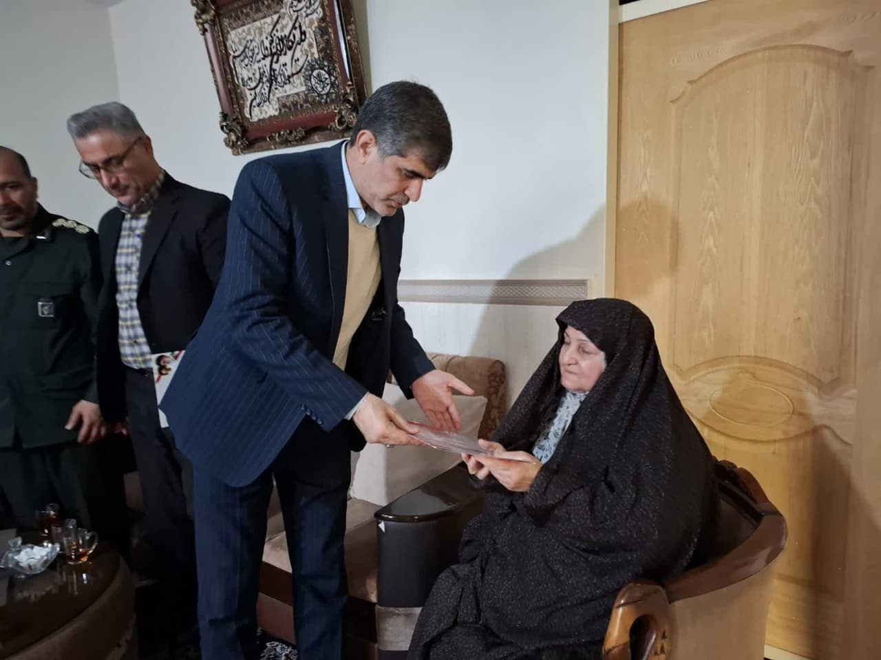 دیدار سرپرست فرمانداری شهرستان ملارد با خانواده شهیدان تقوی و غلامی