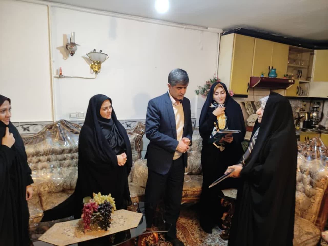 دیدار سرپرست فرمانداری ملارد و مدیرکل امور بانوان فرمانداری با خانواده شهیده فرشته و سحر بهرامی