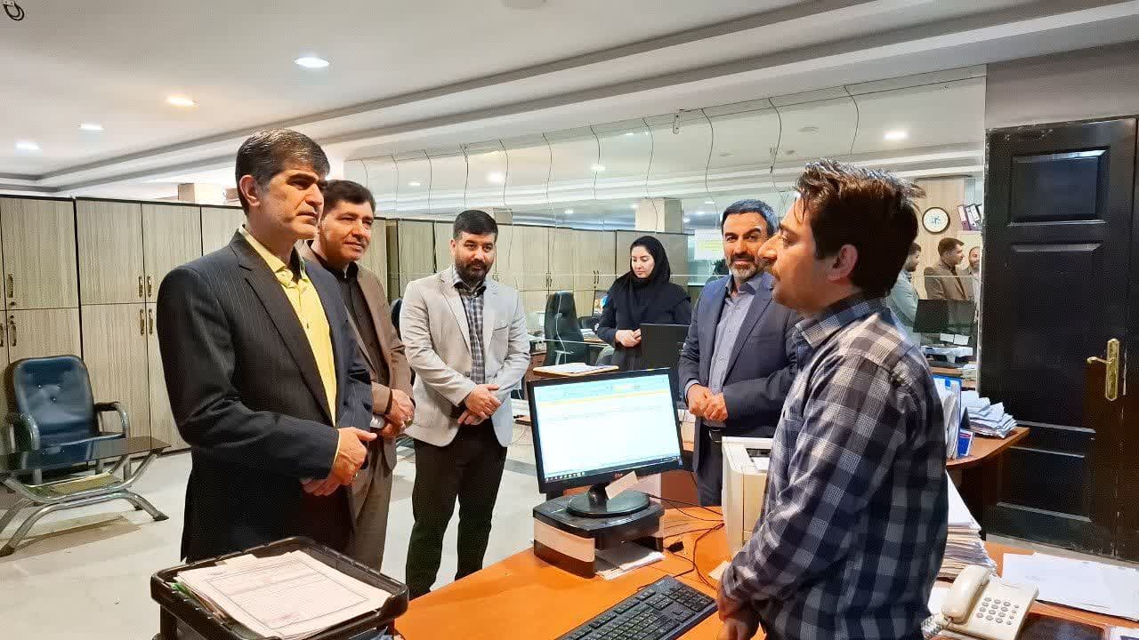 بازدید سرزده سرپرست فرمانداری شهرستان ملارد از اداره تأمین اجتماعی