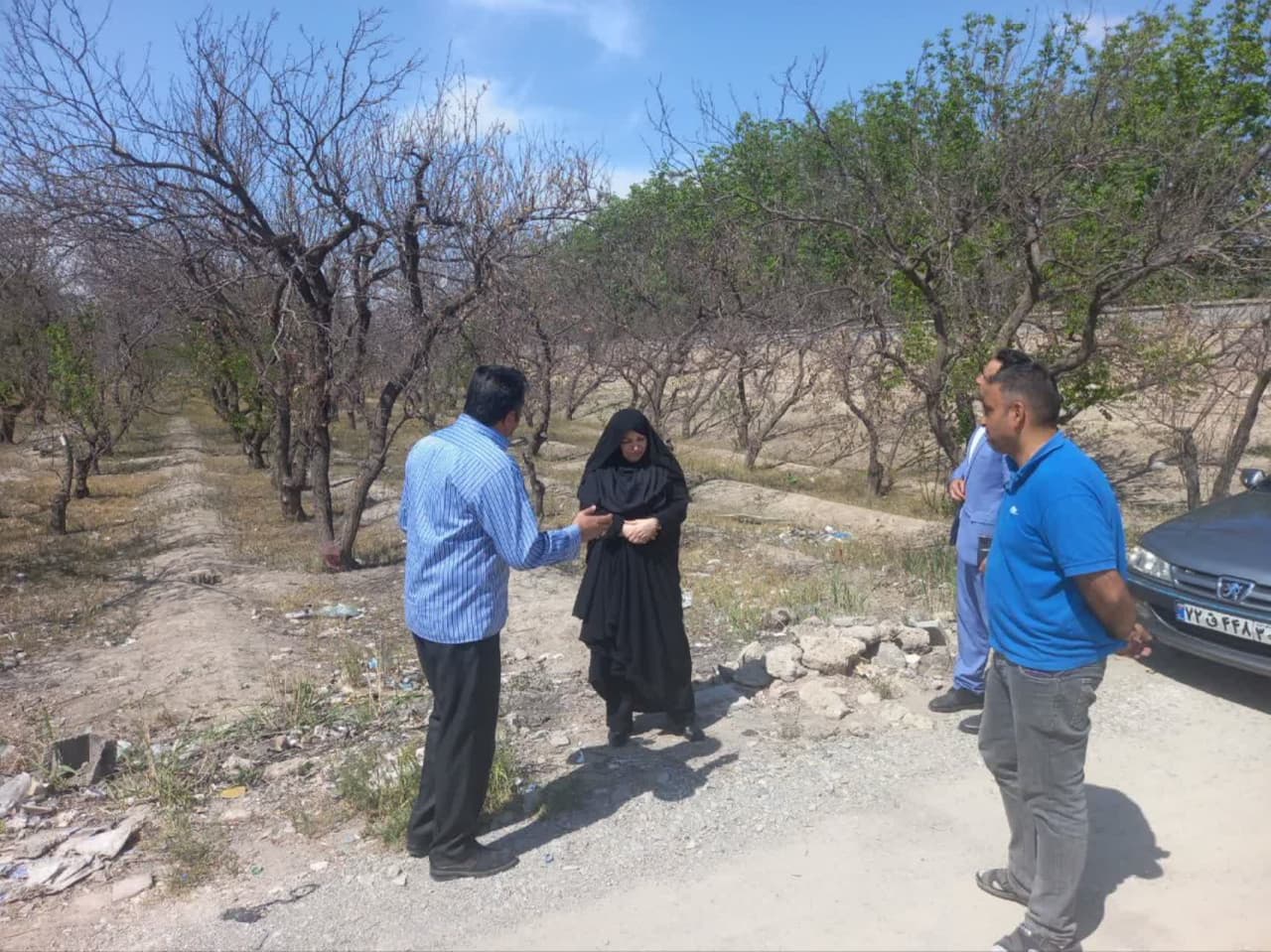 بازدید میدانی بخشدار مرکزی از باغات روستای اسفندآباد