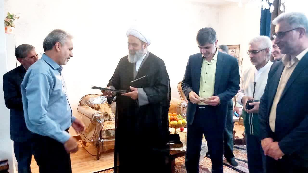 دیدار سرپرست فرمانداری شهرستان ملارد با خانواده شهید مدافع سلامت محمد رضایی