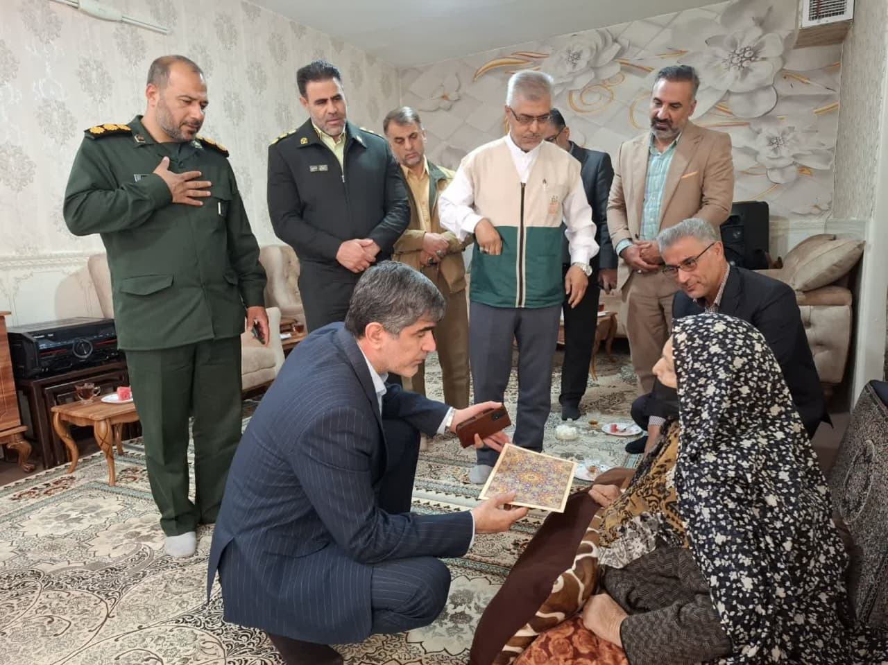 مادران شهیدان جباری و حسین آبادی میزبان مسئولان شهرستان ملارد