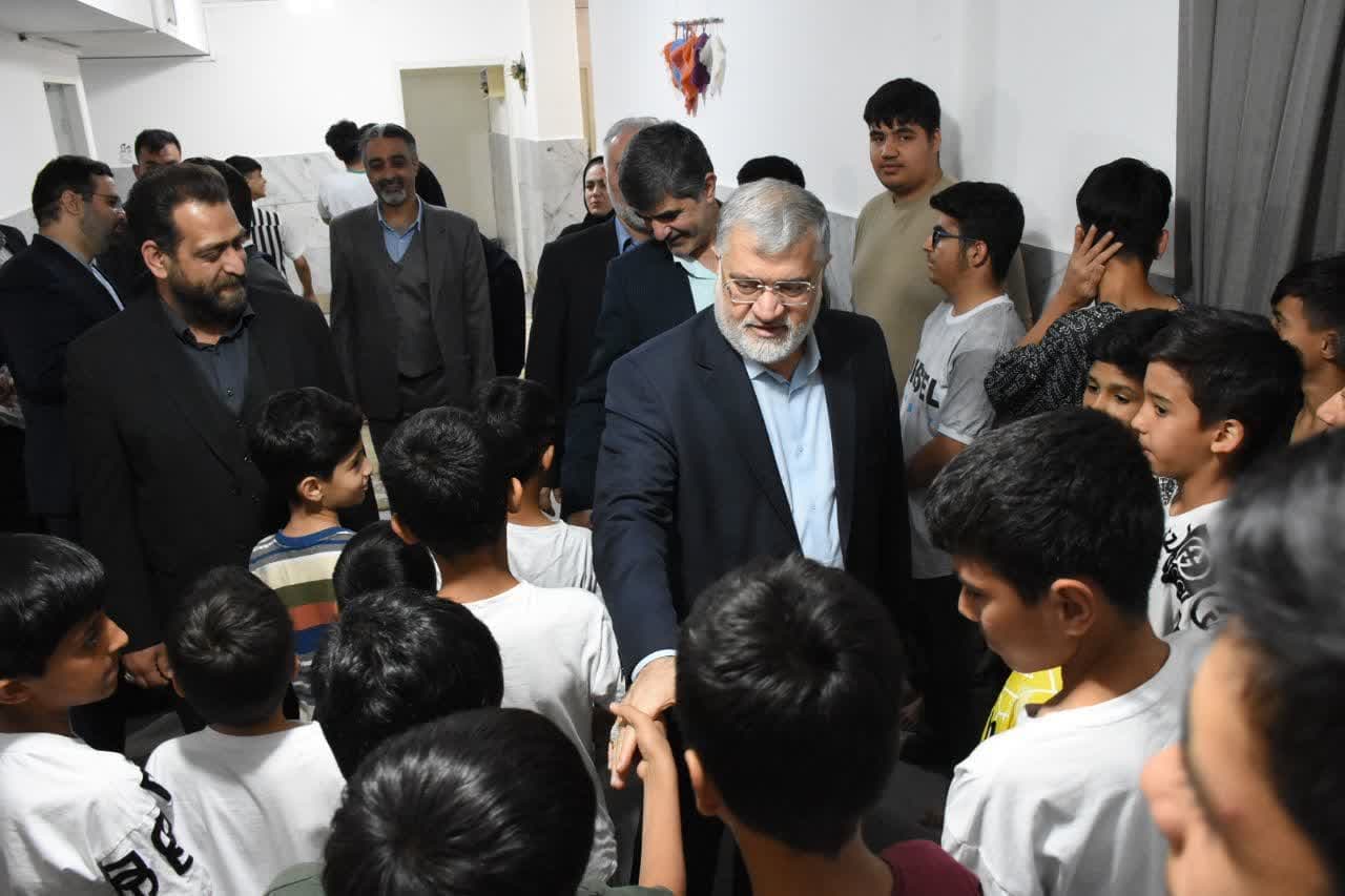 استاندار تهران با کودکان موسسه همدلان علوی ملارد دیدار کرد