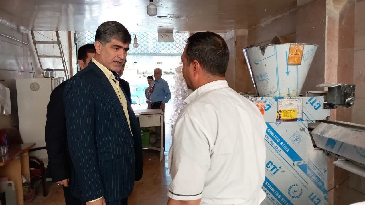 بازدید سرزده فرماندار ملارد از وضعیت فروشگاه های زنجیره ای و نانوایی ها-