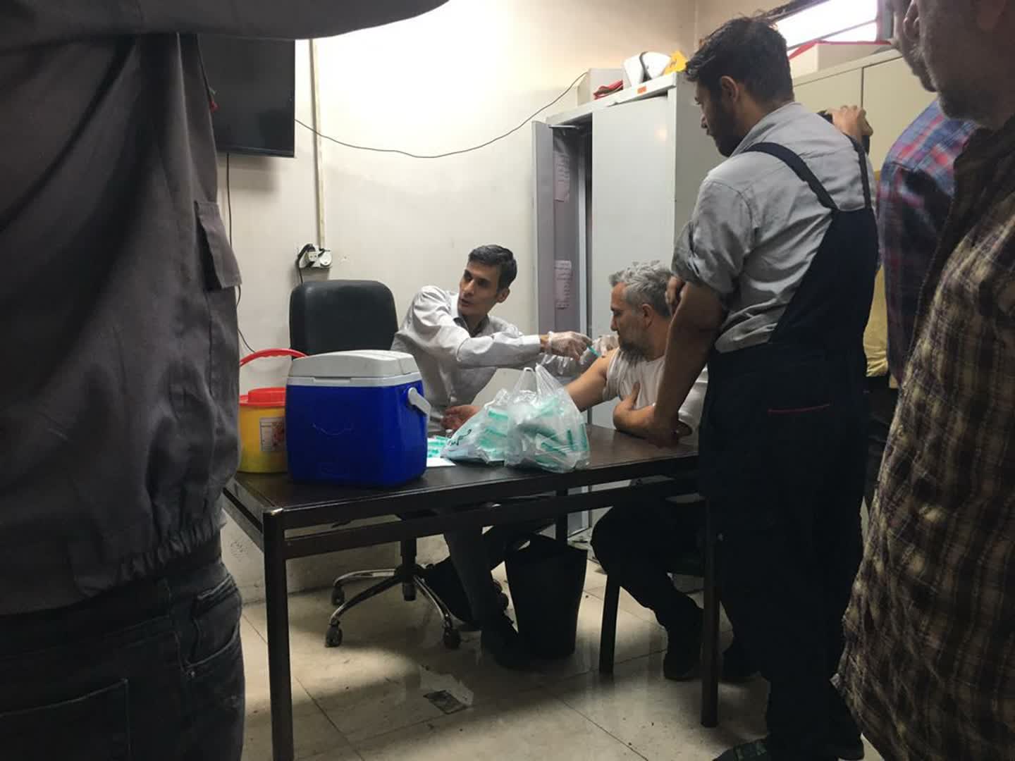 72 نفر از پرسنل شهرداری و پرسنل آرامستان ملارد واکسینه شدند-