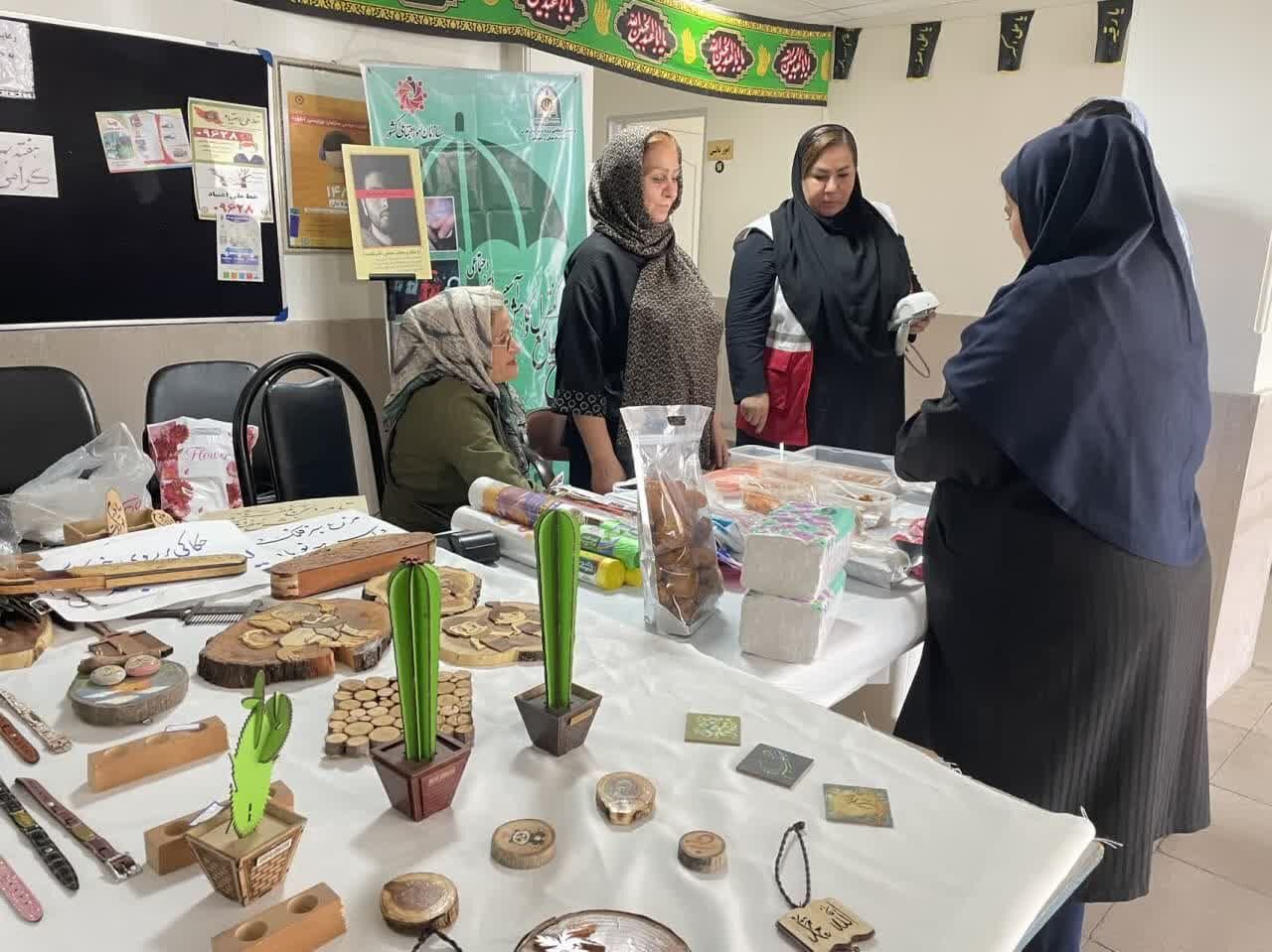 برپایی نمایشگاه آثار صنایع دستی توان یابان در شهرستان ملارد