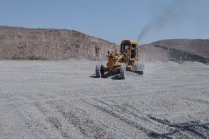 آغاز عملیات نوسازی زمین چمن مصنوعی مجموعه ورزشی شهید سلیمانی در شهرک امید صفادشت