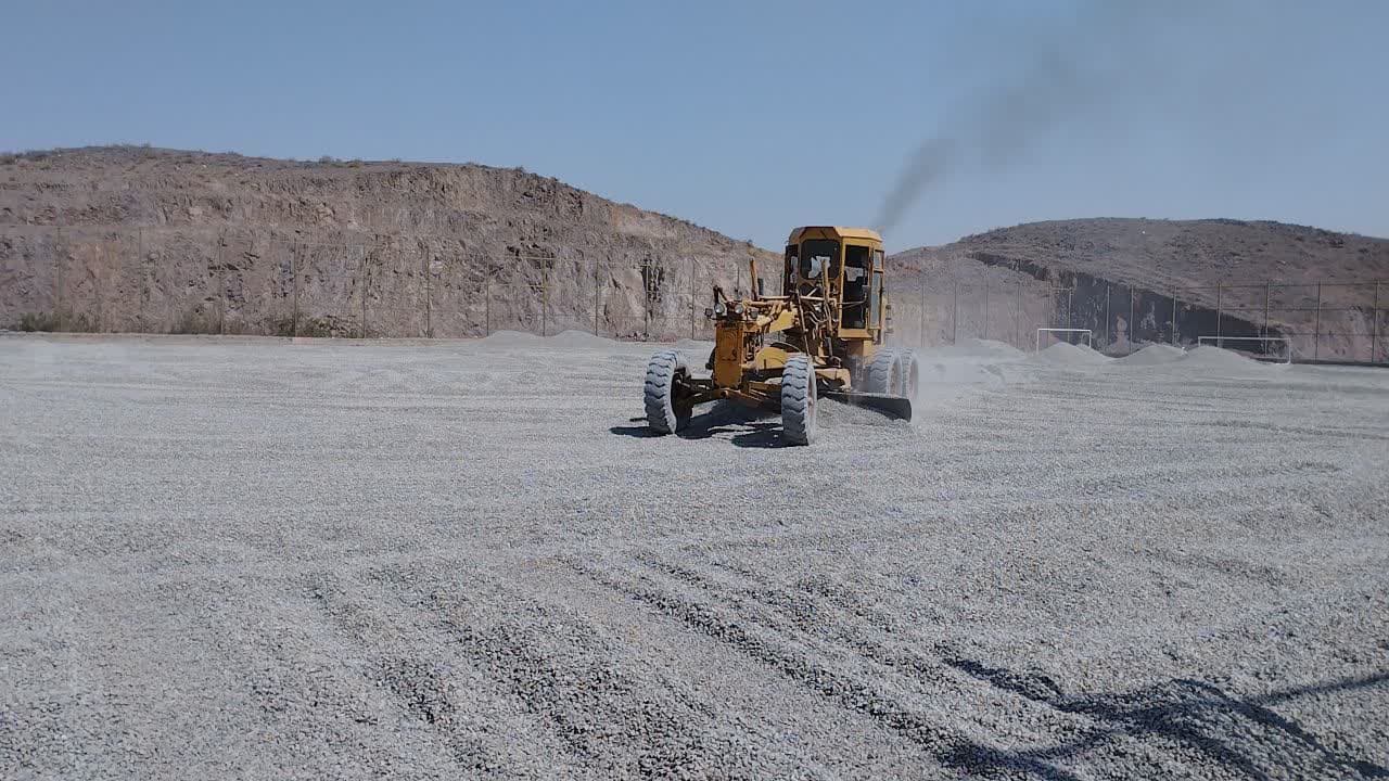 آغاز عملیات نوسازی زمین چمن مصنوعی مجموعه ورزشی شهید سلیمانی در شهرک امید صفادشت