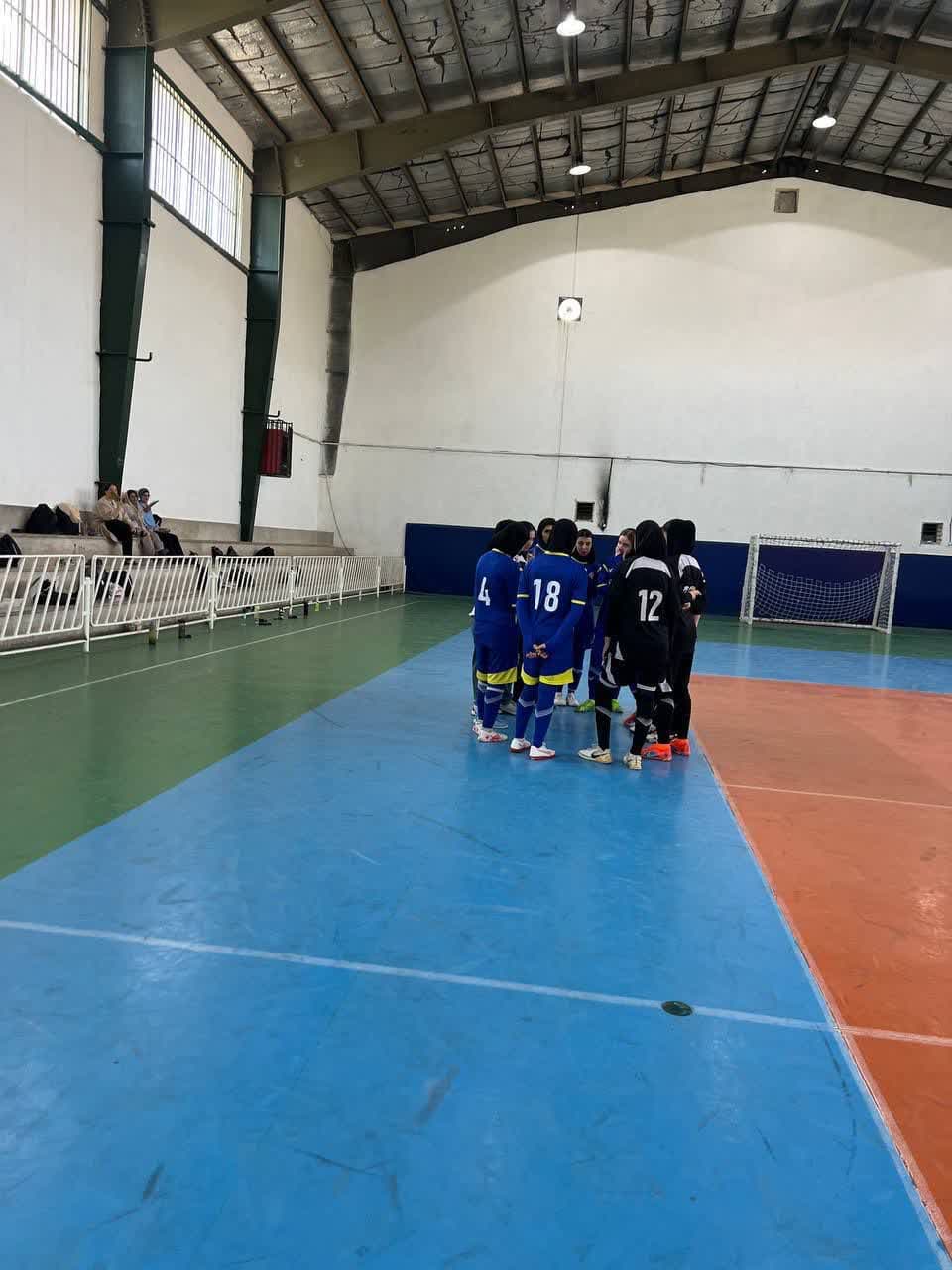 برگزاری دیدار دوستانه فوتسال بانوان به مناسبت گرامیداشت شهدای جنگ تحمیلی ۱۲ روزه در صفادشت