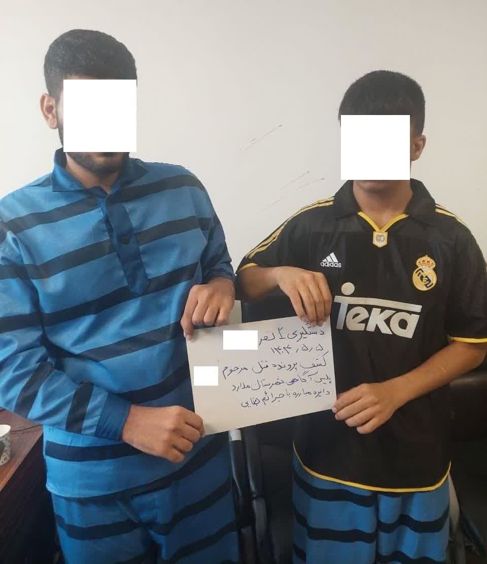 دستبند پلیس بر دستان متهمان به قتل در ملارد