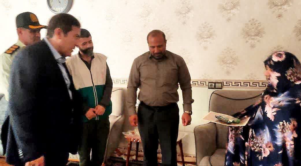 دیدار مسئولان ملارد با خانواده شهیدان عباس صالح و حسین کاظمی به مناسبت هفته دولت