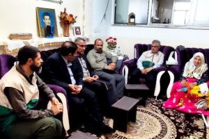 دیدار مسئولان ملارد با خانواده شهیدان عباس صالح و حسین کاظمی به مناسبت هفته دولت