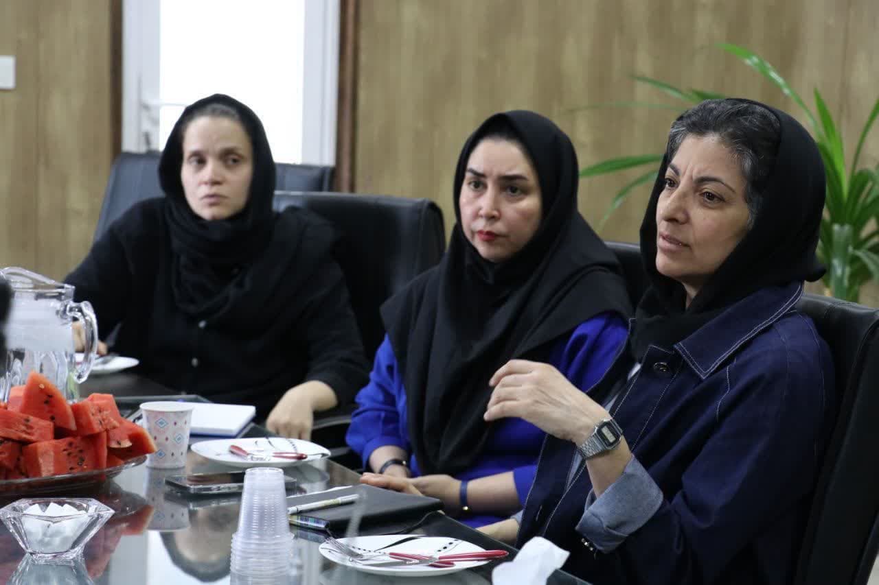 نشست سرمربی تیم ملی فوتسال بانوان ایران با شهردار صفادشت