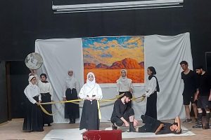 نمایش " آن گاه که خدا از دهان سنگ ترانه میخواند " در شهرستان ملارد به روی صحنه رفت