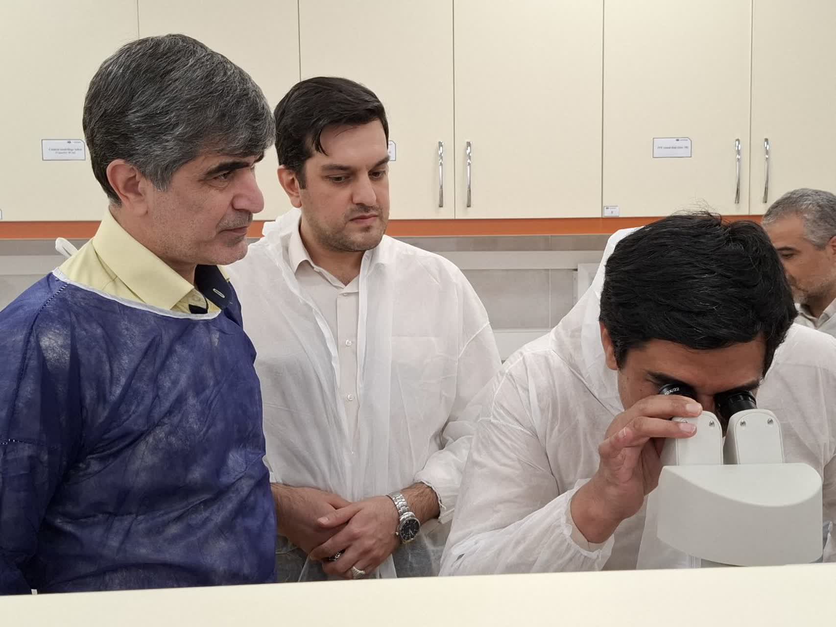 بازدید فرماندار ملارد و مسئولان قضایی از بزرگ‌ترین تولیدکننده جنین گاو در شهرستان ملارد