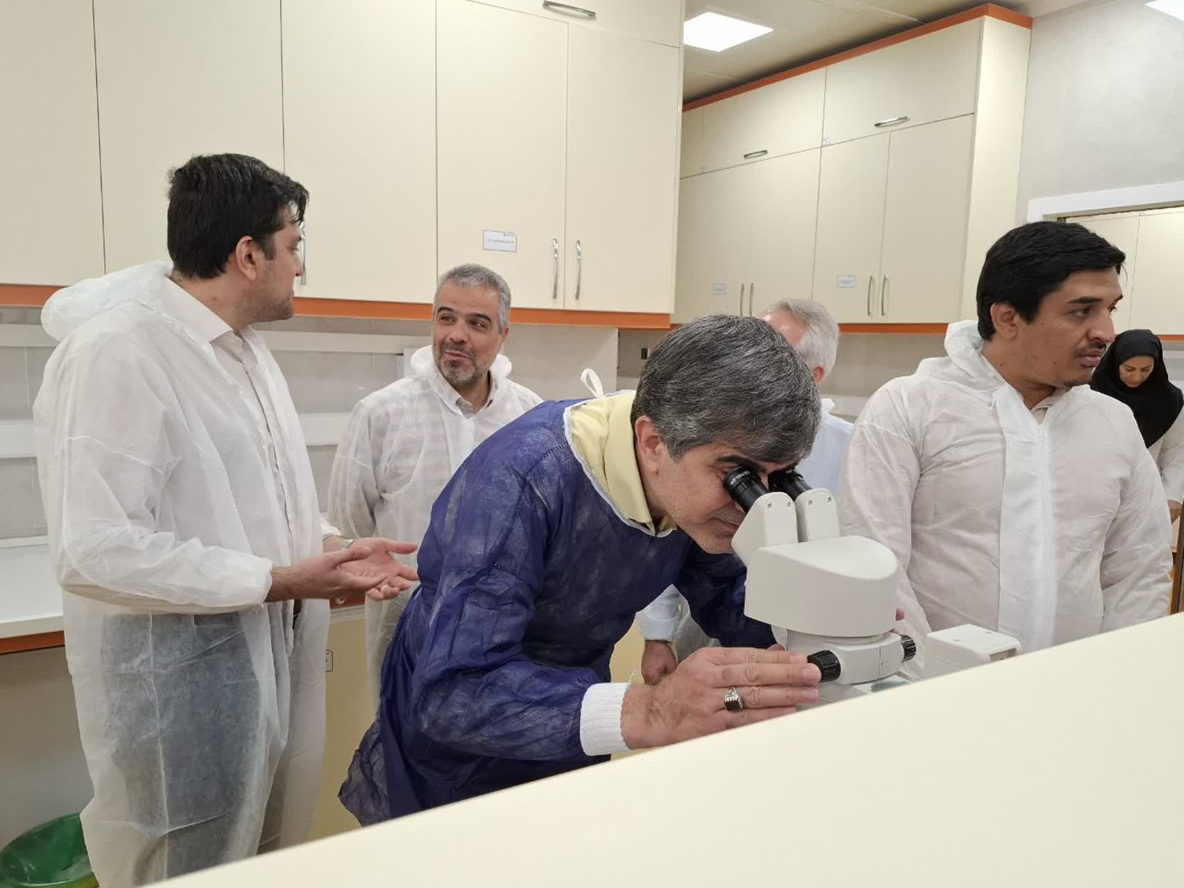 بازدید فرماندار ملارد و مسئولان قضایی از بزرگ‌ترین تولیدکننده جنین گاو در شهرستان ملارد