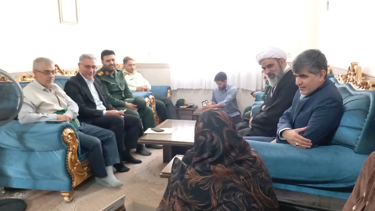 دیدار مسئولان شهرستان ملارد با مادر شهید حسین حسین‌ آبادی