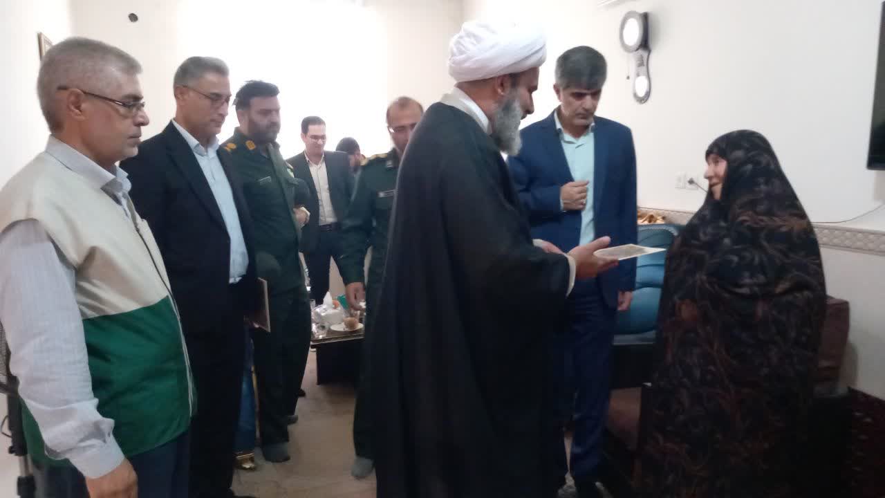 دیدار مسئولان شهرستان ملارد با مادر شهید حسین حسین‌ آبادی