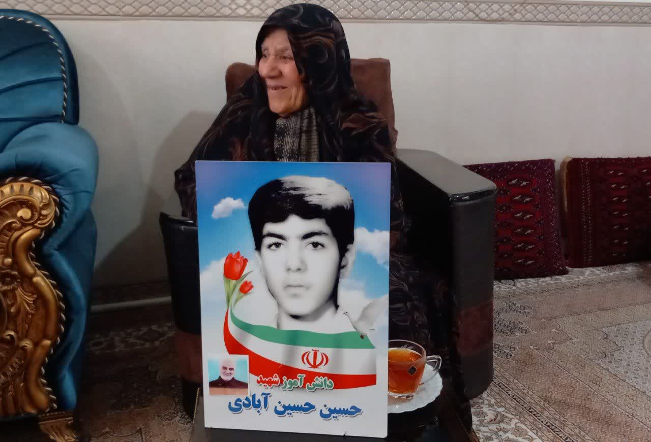 دیدار مسئولان شهرستان ملارد با مادر شهید حسین حسین‌آبادی