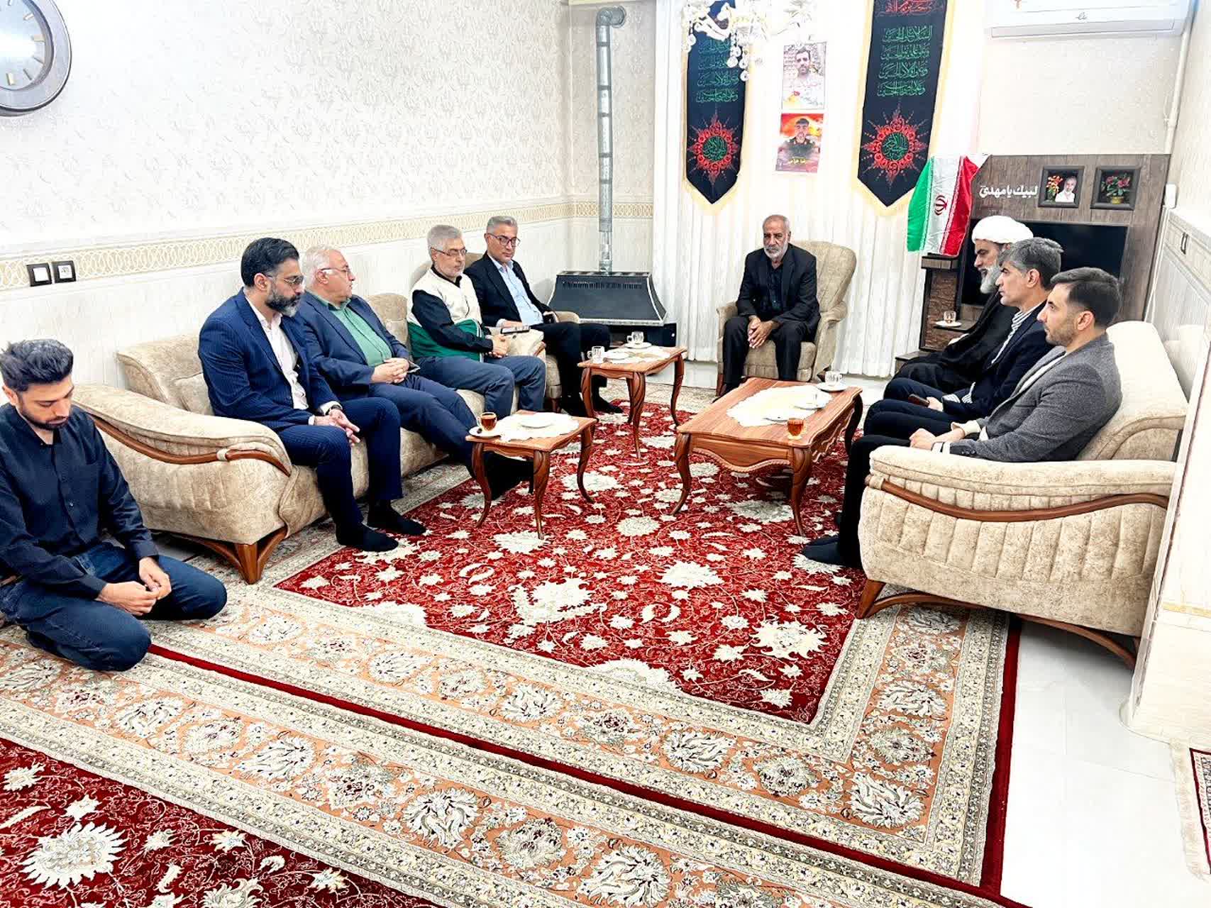 دیدار فرماندار و امامجمعه ملارد با خانواده شهیدان خزایی و نیازی