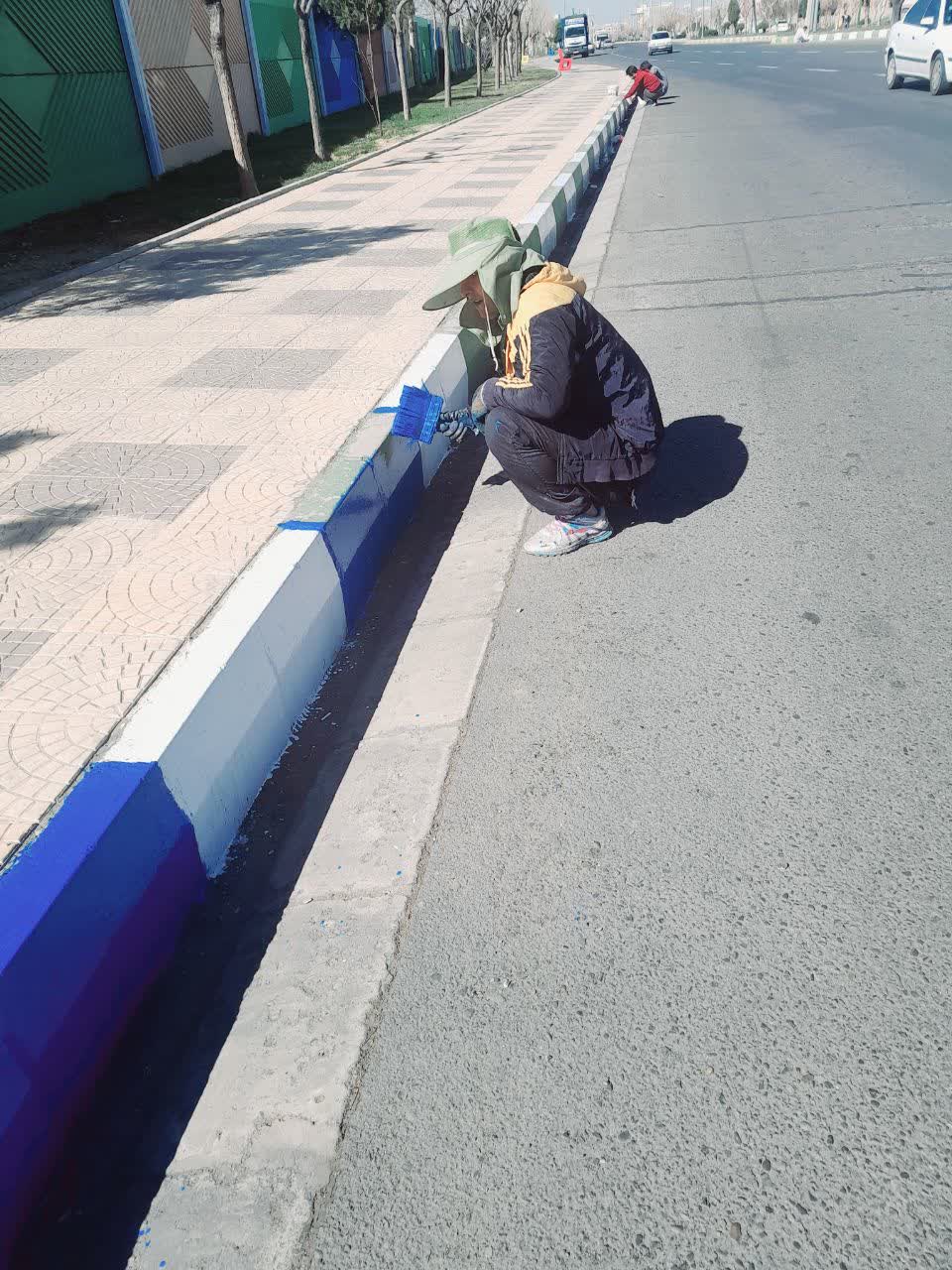 رنگ‌آمیزی جداول سطح شهر ملارد ؛ زیباسازی شهر در آستانه بهار