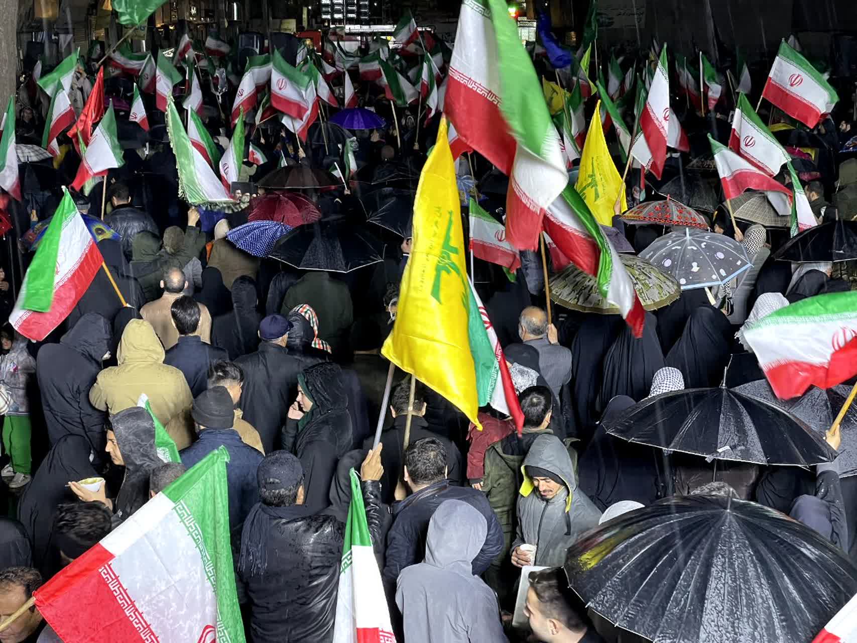 اجتماع ملاردی ها زیر بارش باران رحمت الهی