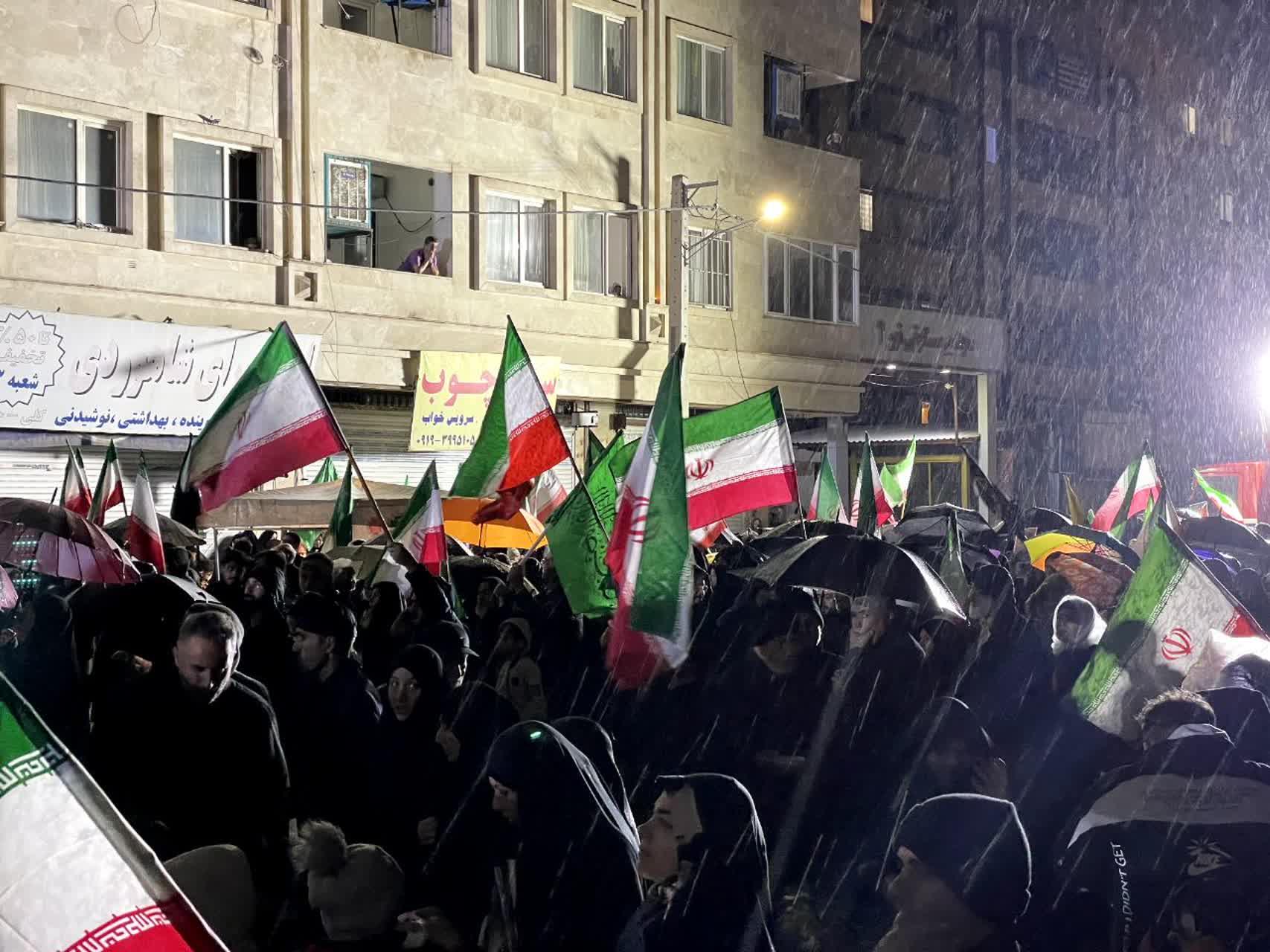 اجتماع ملاردی ها زیر بارش باران رحمت الهی
