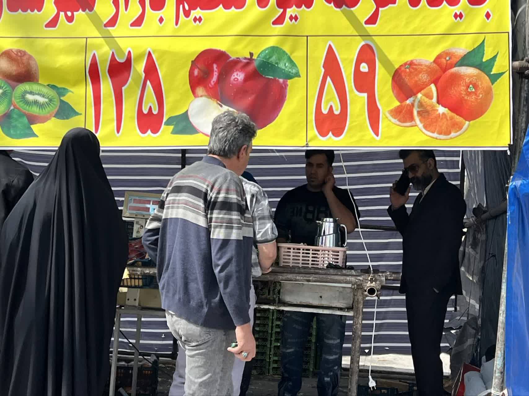 بازدید فرماندار ملارد از غرفه های توزیع میوه تنظیم بازاری شب عید