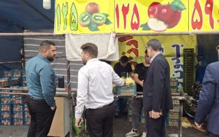 بازدید فرماندار ملارد از غرفه های توزیع میوه تنظیم بازاری شب عید